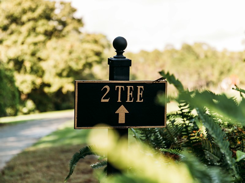 Schild „2 Tee“ mit Pfeil am Weg zum Abschlag